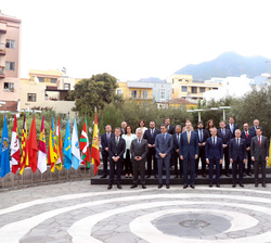 Fotografía de grupo de Su Majestad el Rey junto a los presidentes autonómicos asistentes a la reunión