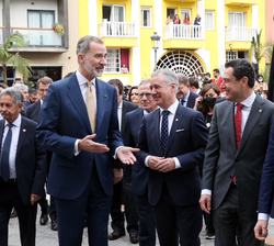 Don Felipe conversa con los presidentes autonómicos momentos previos al encuentro