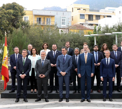 Fotografía de grupo de Su Majestad el Rey junto a los presidentes autonómicos asistentes a la reunión