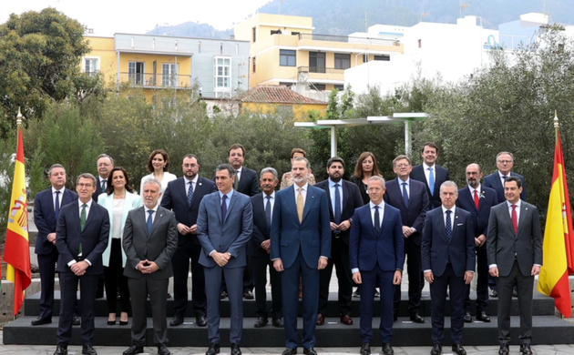 Fotografía de grupo de Su Majestad el Rey junto a los presidentes autonómicos asistentes a la reunión