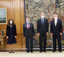 Su Majestad el Rey y el Secretario General de la Organización para la Cooperación y el Desarrollo Económicos (OCDE), Mathias Cormann acompañados por l