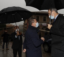 A su llegada, Su Majestad el Rey recibe el saludo del presidente de la Junta de Comunidades de Castilla-La Mancha, Emiliano García-Page