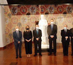 Don Felipe junto a las autoridades al inicio de la visita de la exposición