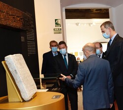 El comisario de la exposición, Ricardo Izquierdo explica una de las piezas expuestas a Don Felipe