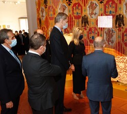 Su Majestad el Rey observa una de las piezas expuestas en la exposición