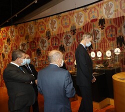 Don Felipe durante su recorrido por la exposición