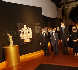 Su Majestad el Rey junto a las autoridades durante el recorrido por la exposición