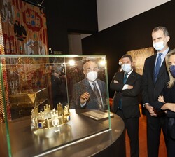 Su Majestad el Rey ante la corona de Sancho IV, pieza de orfebrería con camafeos, ágatas y zafiros