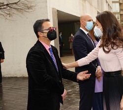 A su llegada, Su Majestad la Reina recibe el saludo de autoridades