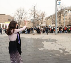 La Reina recibe el saludo de los vecinos que le esperaban a su llegada