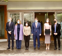 Doña Letizia junto a las autoridades que la recibieron a su llegada