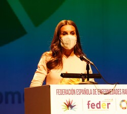 Doña Letizia dirige unas palabras a los asistentes con motivo del "Día Mundial de als Enfermedades Raras"