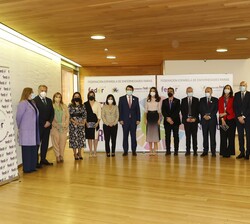 Fotografía de grupo de Doña Letizia junto a los premiados