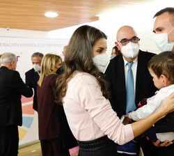 Doña Letizia con los asistentes