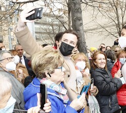 La Reina se fotografía con los vecinos de León