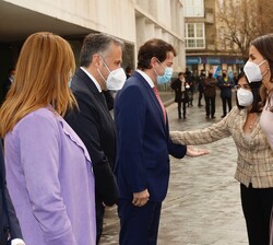 La Reina durante los saludos de bienvenida a su llegada a León