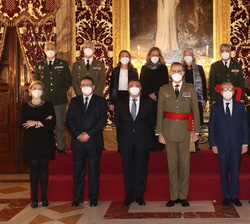 Fotografía de grupo de Su Majestad el Rey con una comisión del Observatorio de la Vida Militar