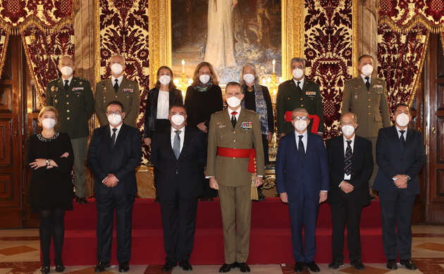 Fotografía de grupo de Su Majestad el Rey con una comisión del Observatorio de la Vida Militar