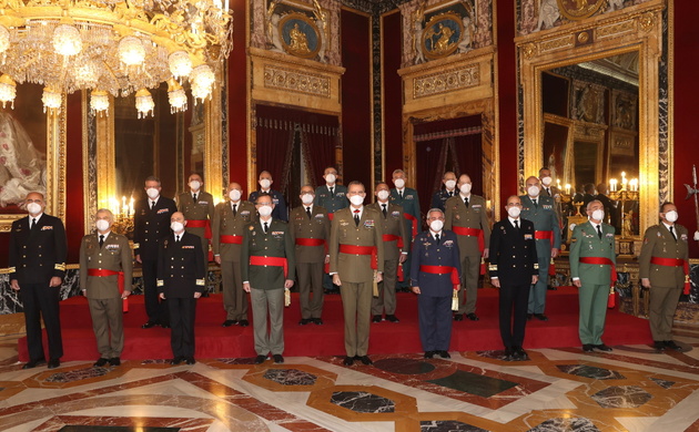Fotografía de grupo de Su Majestad el Rey con un grupo de generales de brigada y contralmirantes