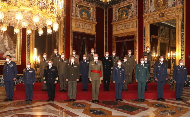 Fotografía de grupo de Su Majestad el Rey con un grupo de coroneles y capitanes de navío
