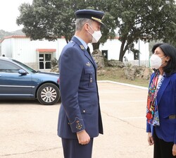 Su Majestad el Rey es recibido a su llegada por la secretaria de Estado de Defensa, Esperanza Casteleiro