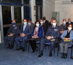 Su Majestad el Rey en un momento de las presentaciones que tuvieron lugar en el Complejo de Comunicaciones del Espacio Profundo de la NASA (MDSCC)
