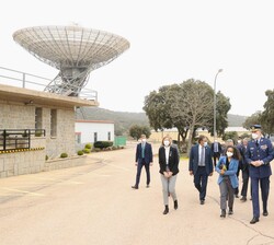 Don Felipe en un momento de su visita al Complejo de Comunicaciones del Espacio Profundo de la NASA 