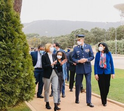 Su Majestad el Rey recibe explicaciones durante el recorrido realizado por el el Complejo de Comunicaciones del Espacio Profundo de la NASA 