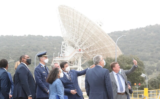 Su Majestad el Rey recibe explicaciones sobre la nueva antena inaugurada