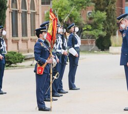 Su Majestad el Rey saluda a la Bandera 