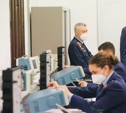 Su Majestad el Rey visita el Laboratorio de Comunicaciones Digitales