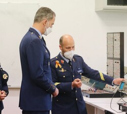 Don Felipe atiende a las explicaciones sobre los equipos del Laboratorio de Comunicaciones Digitales