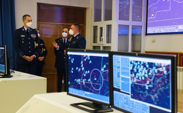 Don Felipe atiende a la explicación sobre el Simulador de Defensa Aérea
