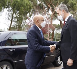 Su Majestad el Rey recibe el saludo del presidente de la República Islámica de Mauritania, Mohamed Ould Cheikh El Ghazouani, a su llegada al Palacio d