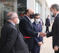 Don Felipe recibe el saludo de las autoridades a su llegada