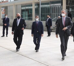 Su Majestad el Rey acompañado por las autoridades que le han recibido se dirigen a la entrada del edificio