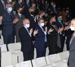 Su Majestad el Rey es recibido con una ovación a su entrada al auditorio