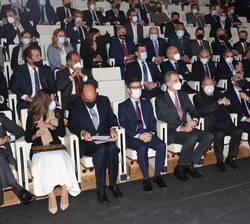 Su Majestad el Rey ocupa su asiento en primera fila del auditorio