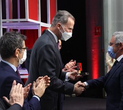 Su Majestad el Rey hace entrega del accésit de Internacionalización a Yurrita e Hijos, recoge el galardón el director gerente de Exportación, Jorge Yu