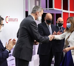 Su Majestad el Rey hace entrega de la mención especial "Reinvención COVID" al Instituto de Medicina Genómica (IMEGEN), recoge la mención la 