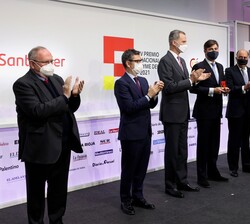 Su Majestad el Rey tras la entrega del Premio Nacional Pyme del año 2021 a Seabery Augmented Technology en el escenario junto al premiado y a las auto