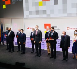 Su Majestad el Rey junto a los premiados y autoridades