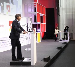 Don Felipe durante las palabras de agradecimiento del presidente ejecutivo de Seabery Augmented Technology