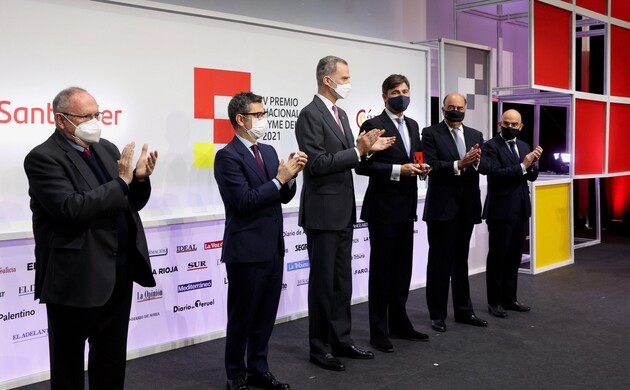 Su Majestad el Rey tras la entrega del Premio Nacional Pyme del año 2021 a Seabery Augmented Technology en el escenario junto al premiado y a las auto