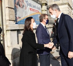 Don Felipe y Doña Letizia reciben el saludo de las autoridades a su llegada