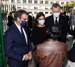 Sus Majestades los Reyes junto al presidente de la Xunta de Galicia conversan con familiares de los fallecidos