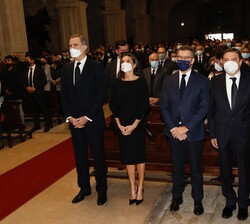 Sus Majestades los Reyes en el Altar Mayor para el inicio de la misa funeral