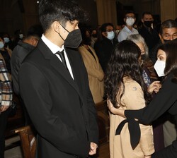 Doña Letizia muestra su apoyo a la hija de uno de las fallecidos en el naufragio del pesquero "Villa de Pitanxo"