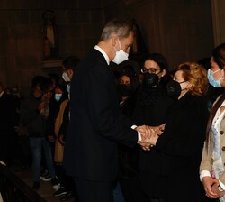 Don Felipe apoya a los familiares de los fallecidos tras la celebración de la ceremonia religiosa