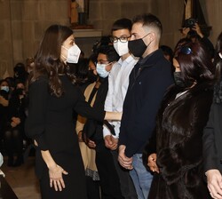 Su Majestad la Reina conversa con familiares de los fallecidos en el naufragio del pesquero "Villa de Pitanxo"